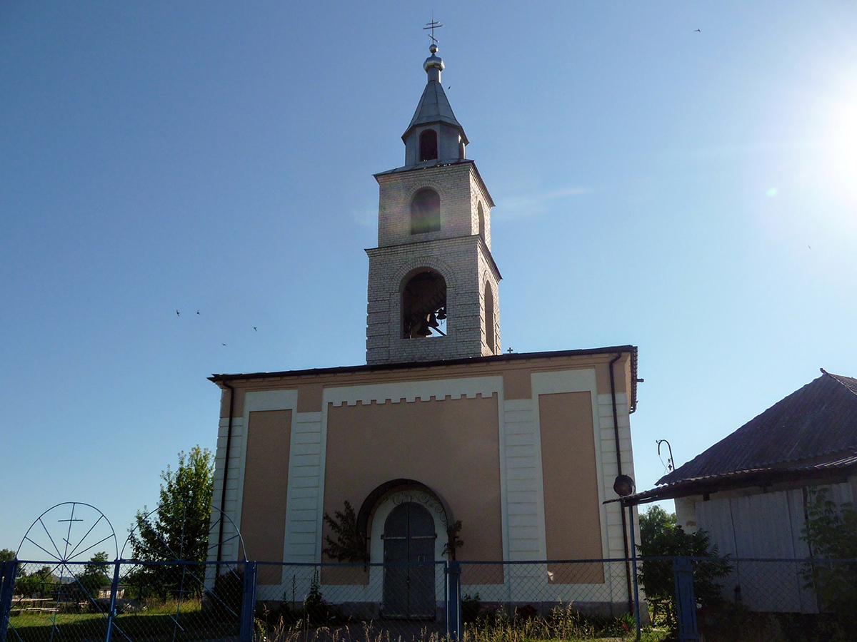 Церковь в посёлке.