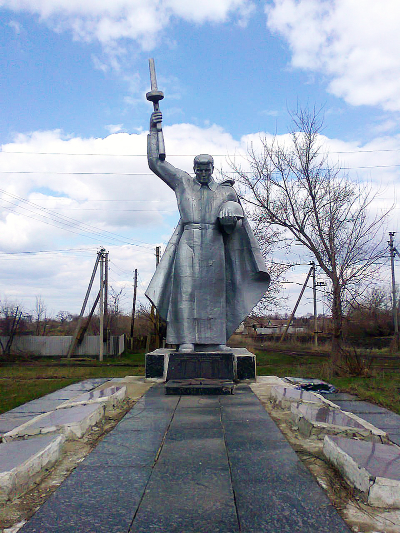 Братская могила советских воинов Южного и Юго-Западного фронтов и памятник воинам-односельчанам.