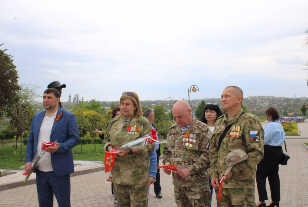 Глава вручил Благодарности краснолиманцам ко Дню Республики.