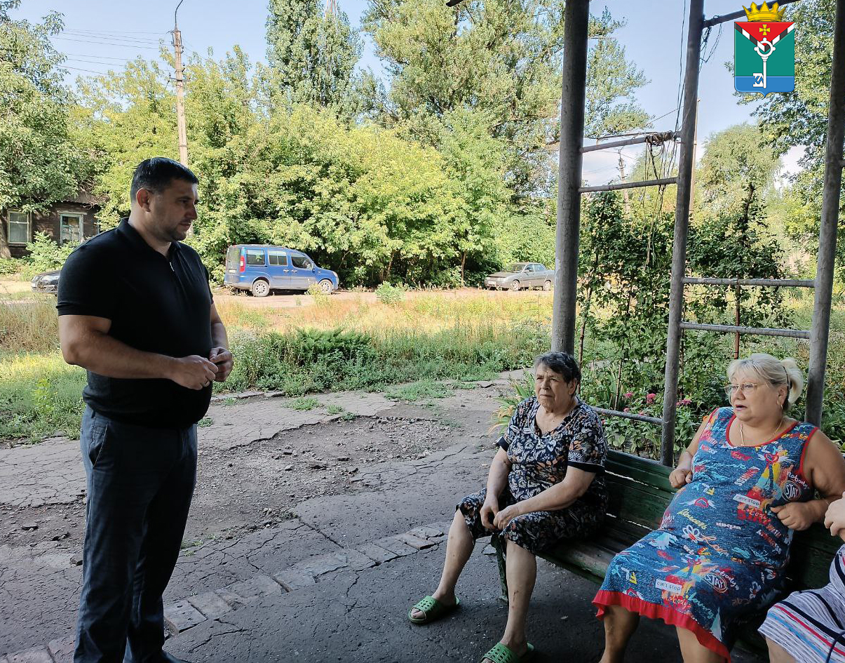 В общежитии г. Енакиево Глава провел встречу с краснолиманцами..