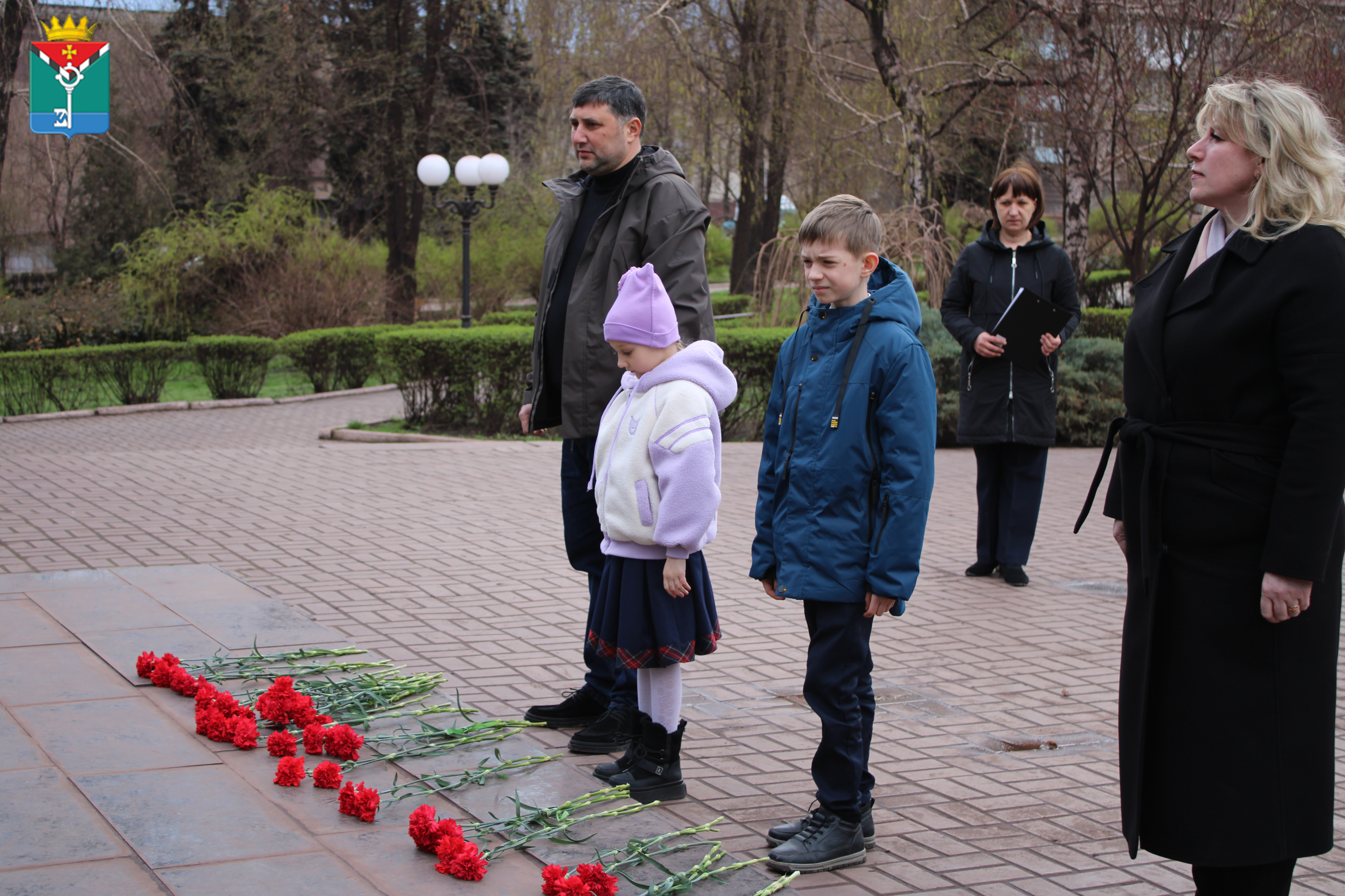 Возложение цветов к бюсту Г.Т. Берегового в День космонавтики.