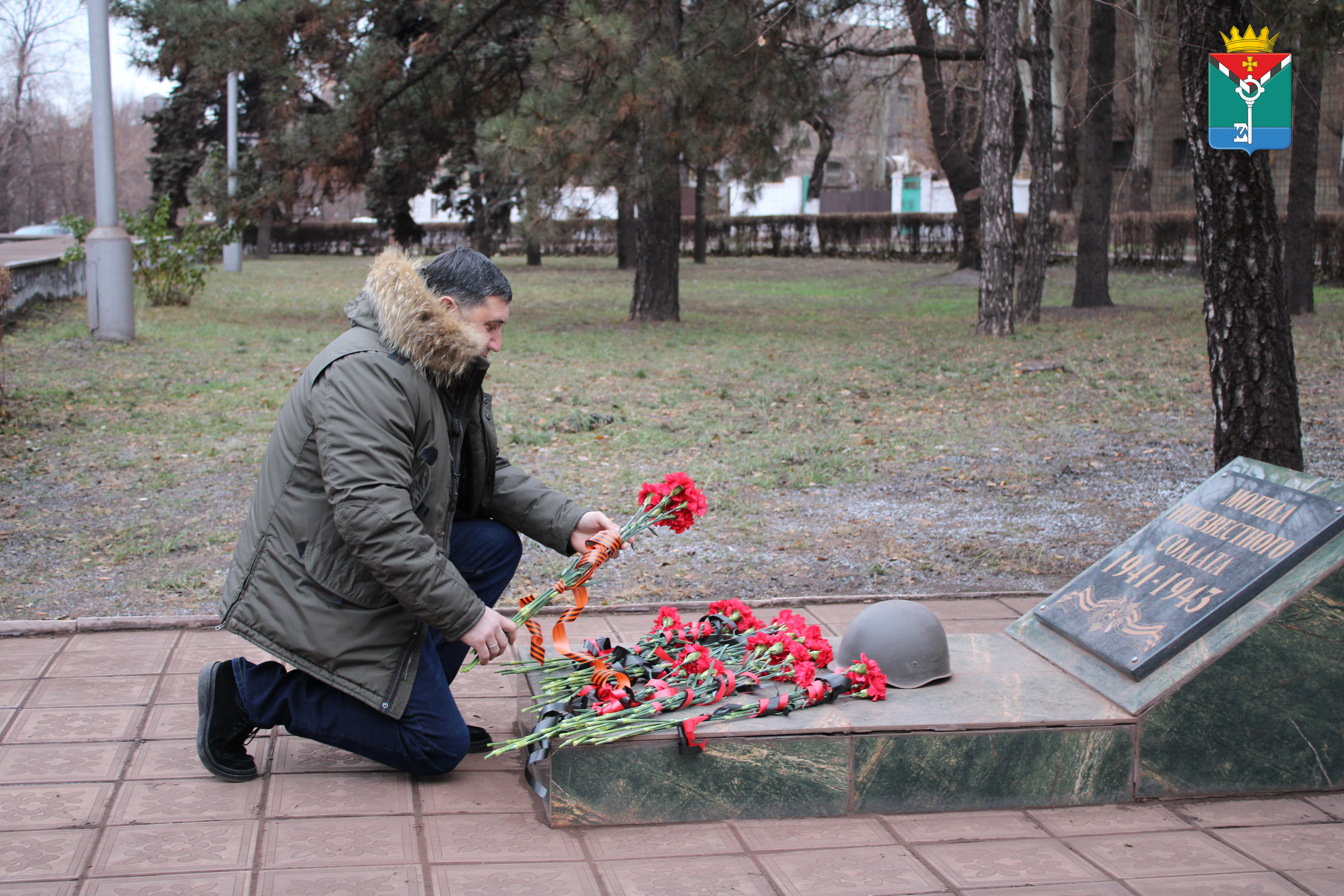 Глава возложил цветы к могиле Неизвестного Солдата.