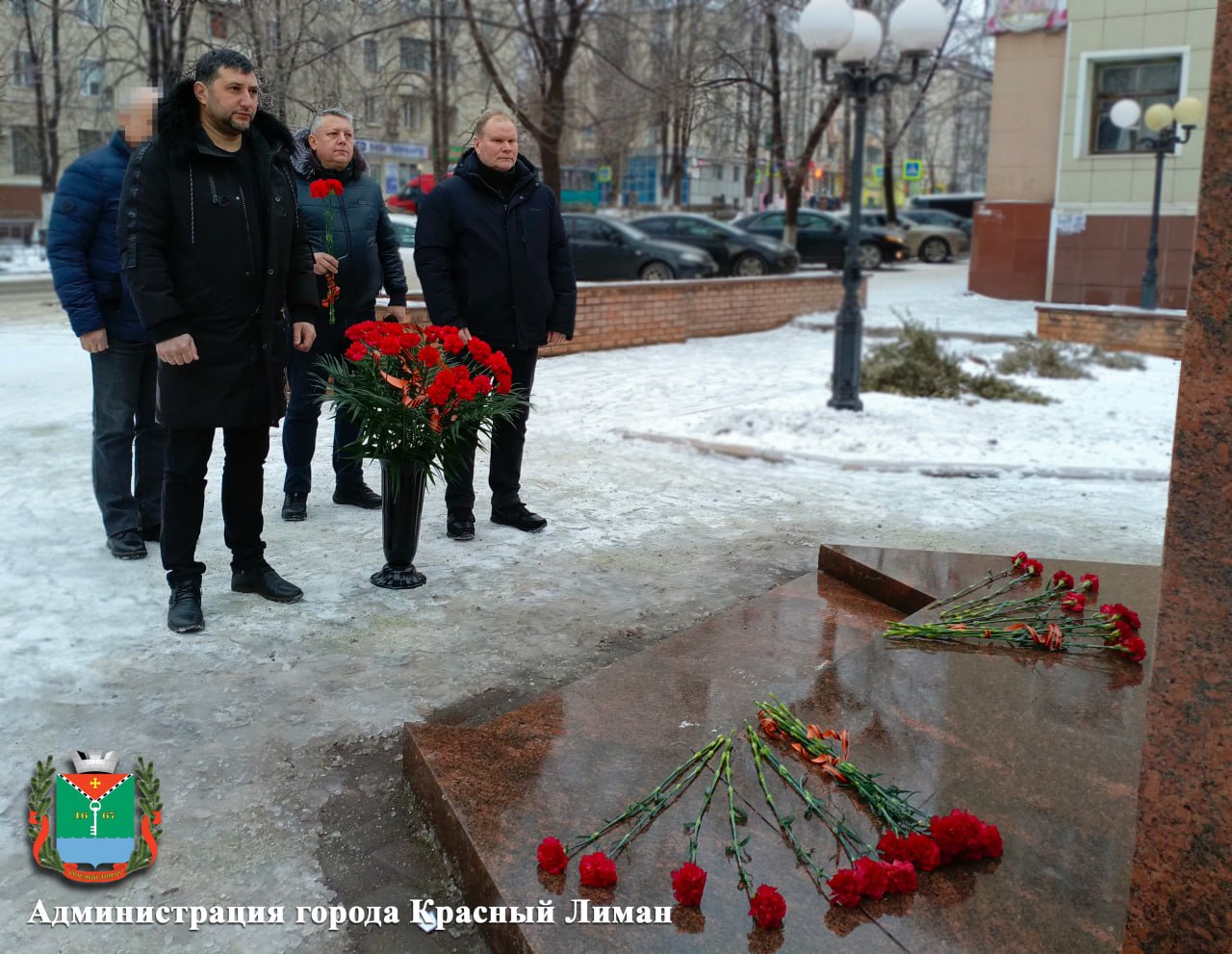 Возложение цветов к памятному знаку ликвидаторам аварии на Чернобыльской АЭС.