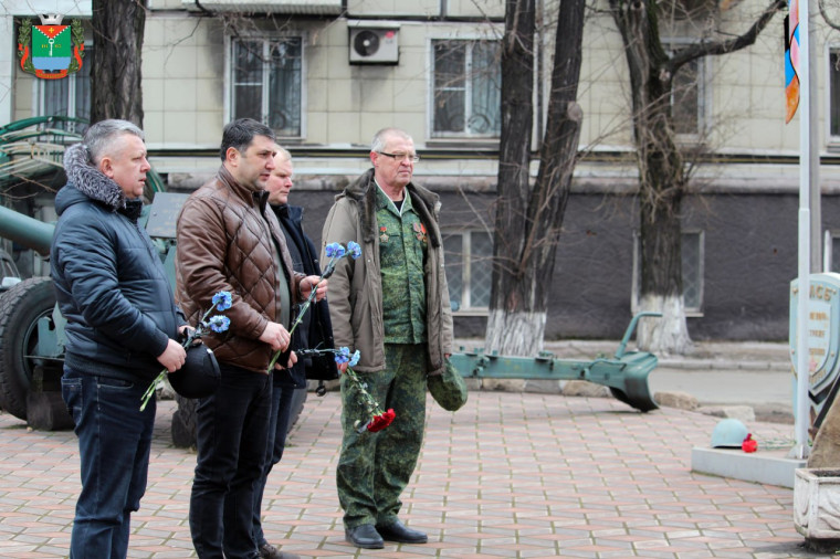 Возложение цветов в День памяти о россиянах, исполнявших служебный долг за пределами Отечества. Возложение цветов в День памяти о россиянах, исполнявших служебный долг за пределами Отечества.