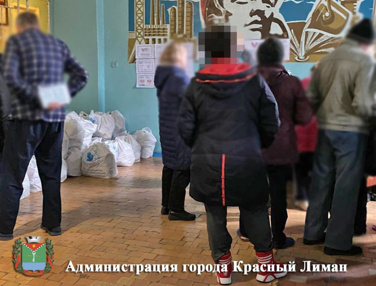Краснолиманцам выдали гуманитарную помощь от благотворительного фонда «Центр гуманитарной помощи и решений». Краснолиманцам выдали гуманитарную помощь от благотворительного фонда «Центр гуманитарной помощи и решений».
