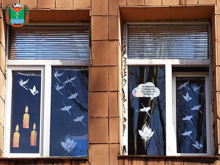В Краснолиманской администрации оформили окна "Журавлями" в дань памяти погибших в «Крокус Сити Холле». В Краснолиманской администрации оформили окна "Журавлями" в дань памяти погибших в «Крокус Сити Холле».