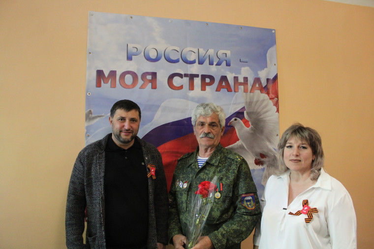 Глава вручил подарки защитникам Донбасса. Глава вручил подарки защитникам Донбасса.