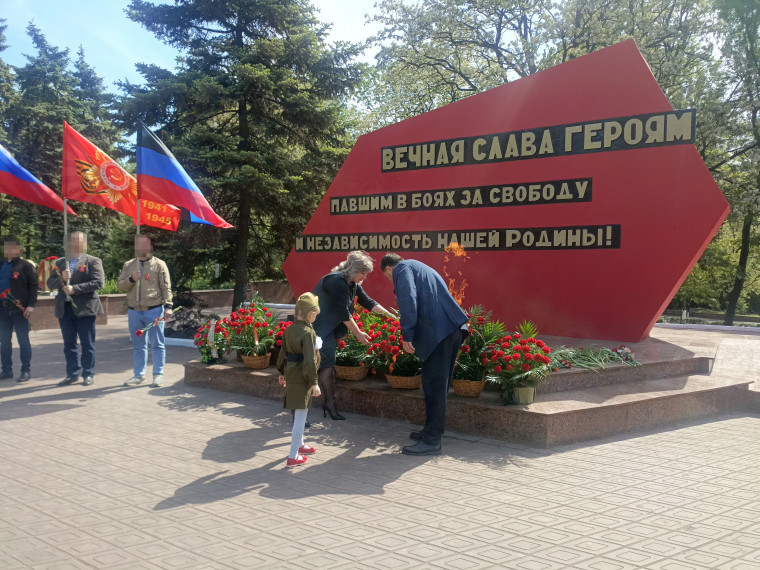 Глава возложил цветы к Мемориалу "Вечный огонь". Глава возложил цветы к Мемориалу "Вечный огонь".