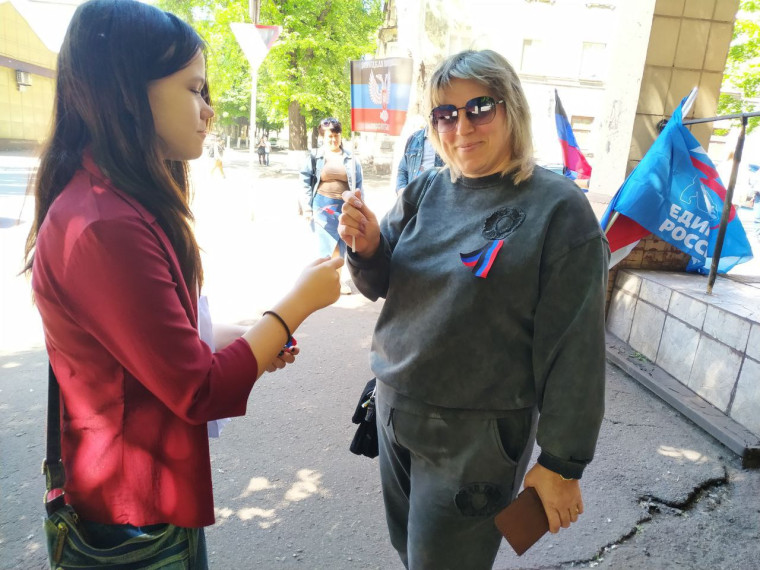 Ко Дню Республики прошла акция по раздаче лент и флажков. Ко Дню Республики прошла акция по раздаче лент и флажков.