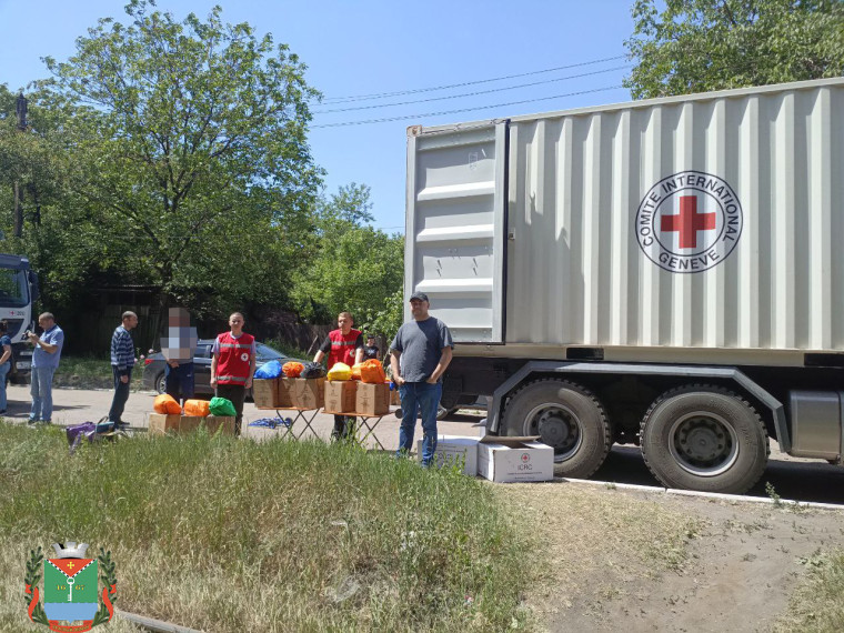 Выдача гуманитарной помощи краснолиманцам. Выдача гуманитарной помощи краснолиманцам.