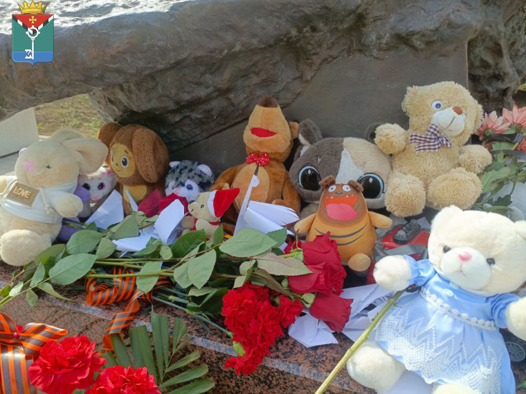 Возложение цветов в День памяти детей – жертв войны в Донбассе. Возложение цветов в День памяти детей – жертв войны в Донбассе.