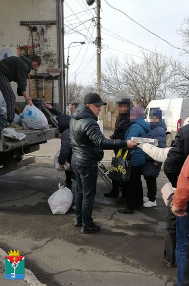 Краснолиманцам выдали гуманитарную помощь от благотворительного фонда «Центр гуманитарной помощи и решений». Краснолиманцам выдали гуманитарную помощь от благотворительного фонда «Центр гуманитарной помощи и решений».