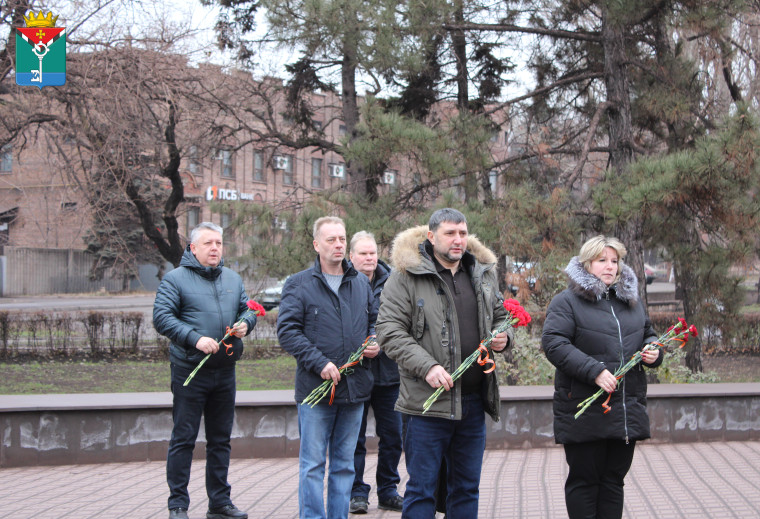 Глава возложил цветы к Мемориалу «Вечный огонь» в День Героев Отечества. Глава возложил цветы к Мемориалу «Вечный огонь» в День Героев Отечества.