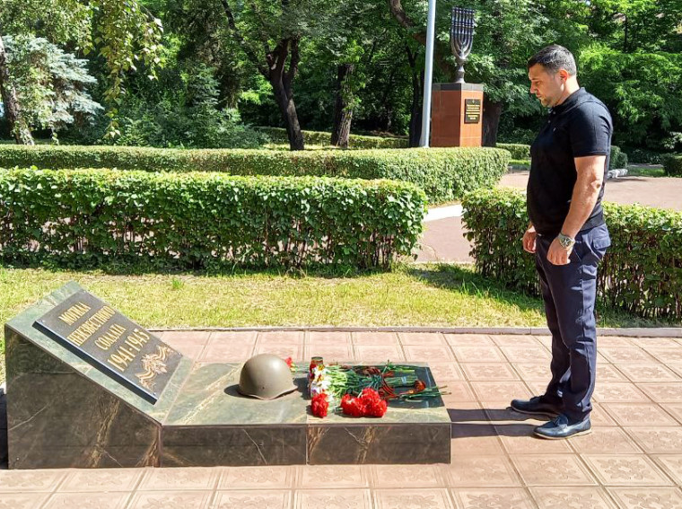 Возложили цветы к Могиле Неизвестного Солдата. Возложили цветы к Могиле Неизвестного Солдата.