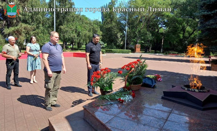 Возложили цветы к Мемориалу «Вечный огонь». Возложили цветы к Мемориалу «Вечный огонь».