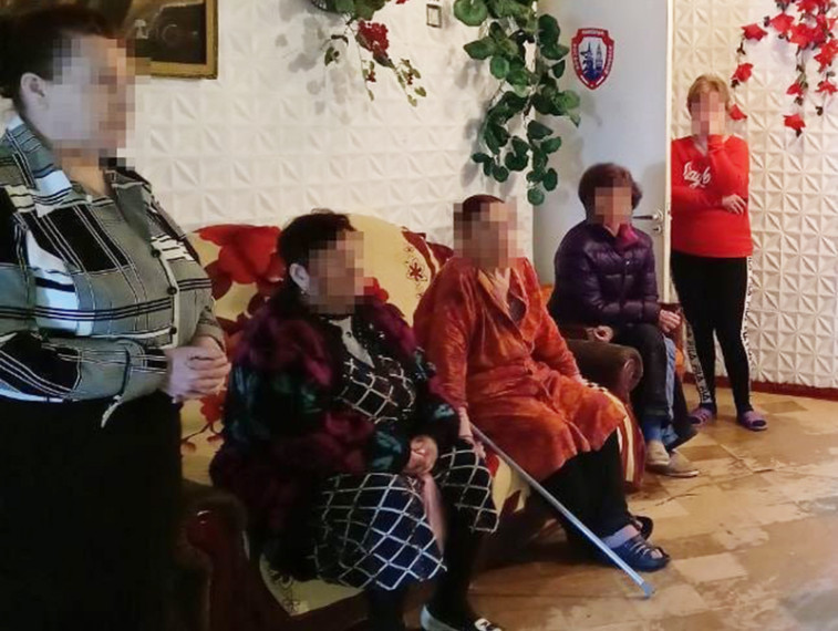 Собравшиеся внимательно слушают. Собравшиеся внимательно слушают.