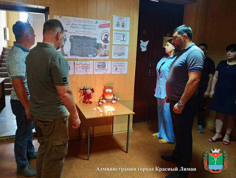 Минута молчания в память о всех жертвах террористических атак. Минута молчания в память о всех жертвах террористических атак.